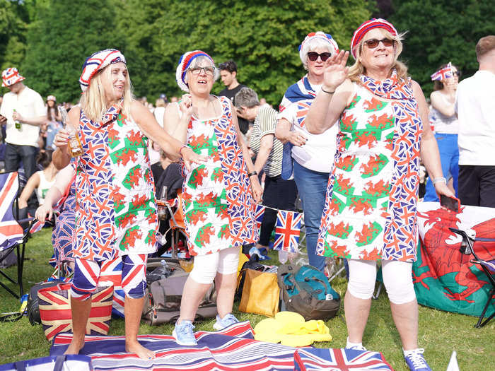 Spectators danced and celebrated in their costumes, like these dresses that combined the Union flag with the flag of Wales.