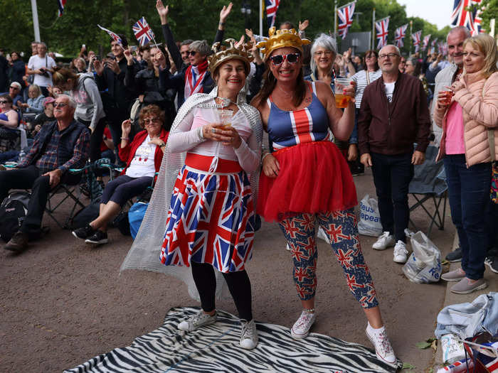 These onlookers used the Union Jack pattern on a skirt and a pair of leggings.