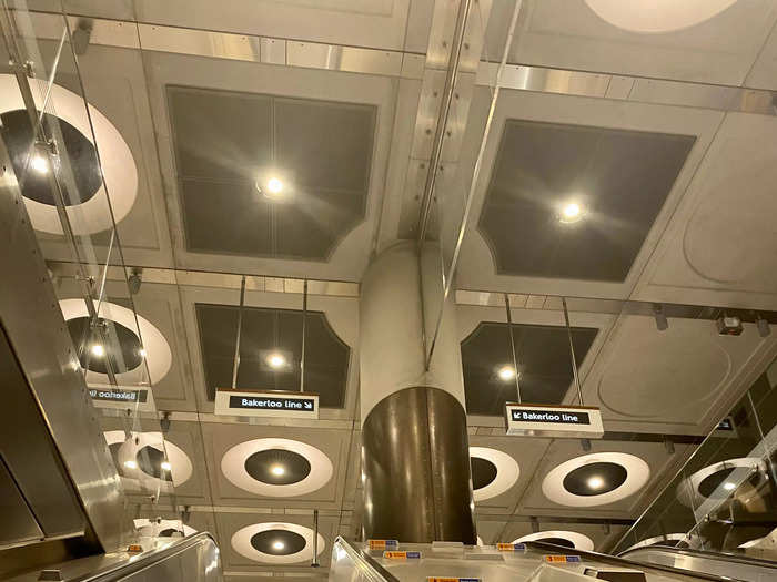 A lot of stations on the Elizabeth line have artistic ceilings inside. This one in Paddington station is completely different from other stops I