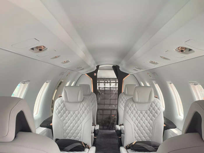 The main cabin was reconfigured in the same way as the PC-12 I boarded, boasting two seat pairs with space for fold-out tables and additional seating behind.