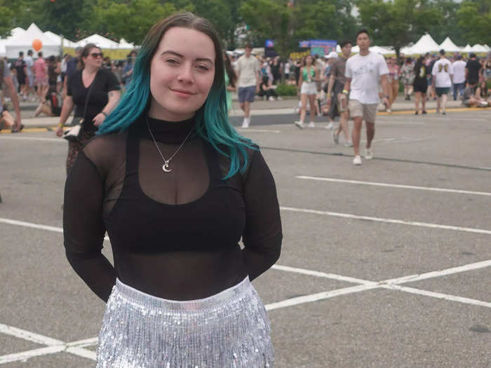 We loved the teal hair on this festival-goer.