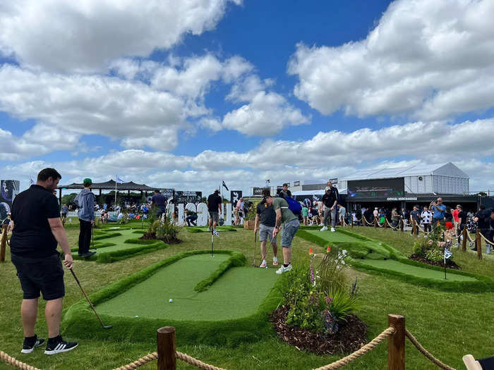 Along with gourmet food and drink, there were lots of ways to stay entertained before play started. Fans could play an array of video games, enjoy some mini golf, or attempt to win a vacation to Miami by sinking a 100-foot putt.