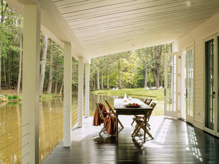 The porch, which hangs over the neighboring stream, gives residents the impression that the house is floating on the water.