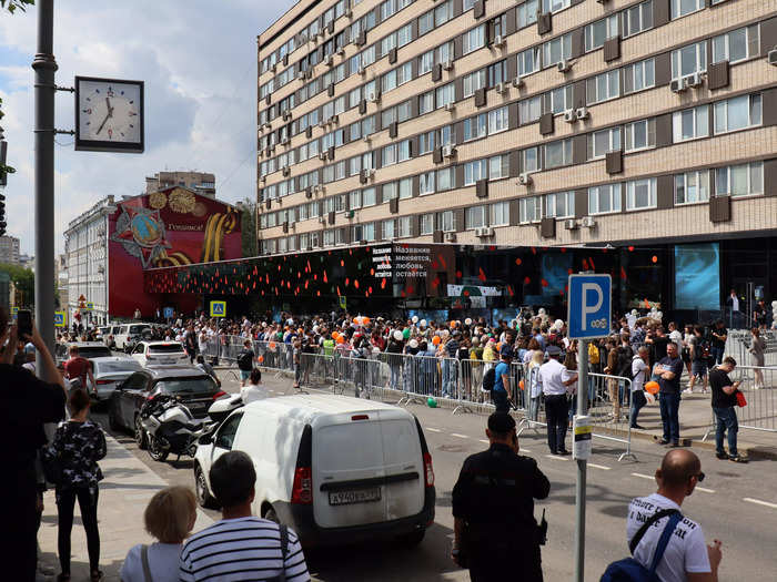 12 June 2022, Russia, Moskau: A long line stands outside a branch of the Russian McDonald