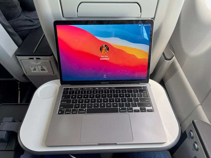 After the inflight service, I worked on my laptop. The leg rest and large armrests made for a perfect working environment, despite the lack of WiFi.