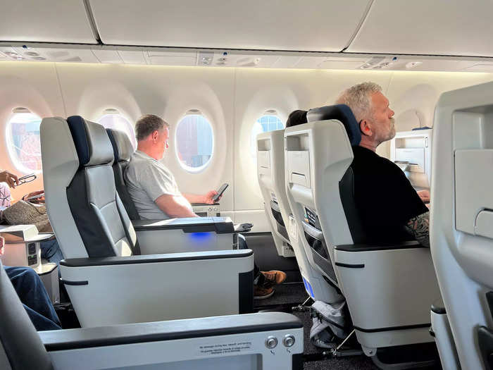 Larger travelers and passengers soaring above six feet should have no issue in the giant seat.