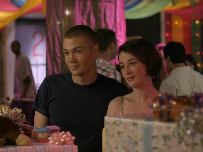 Karen Roe was a teen mom on "One Tree Hill." In real life, Moira Kelly is only 14 years older than Chad Michael Murray.