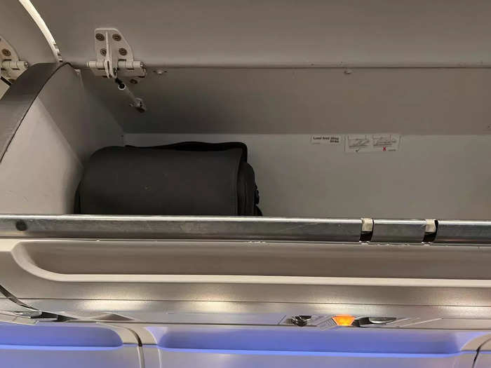 When I boarded the flight, there was plenty of space in the overhead locker above the seats. I was even allowed to leave my backpack there instead of putting it under the seat in front of me.