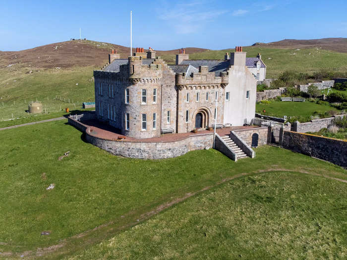 But by far the grandest building on the island is Vaila Hall, a 17th-century mansion designed to look very similar to a castle with turrets and coats of arms carved into the walls.