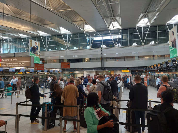 But when I got up there I was confronted with a huge line of passengers queueing to drop off bags at the EasyJet desk. Most of the counters at the desk were closed.