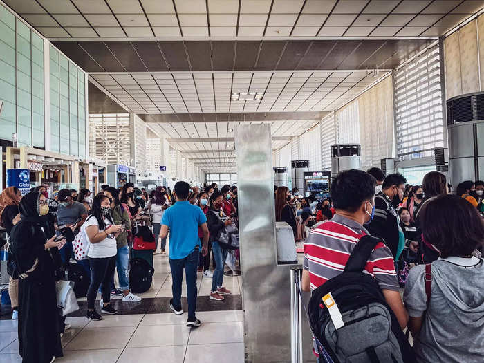 When I made my way to the gate, I found a chaotic scene and long lines of people behind the counters.