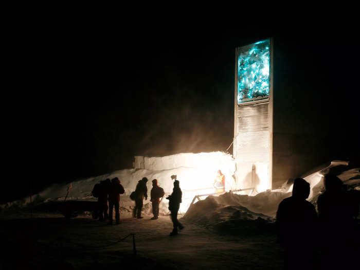 The rooftop and part of the facade of the building is a work of art with a light installation by Dyveke Sanne, since all public buildings in Norway are legally required to have art.