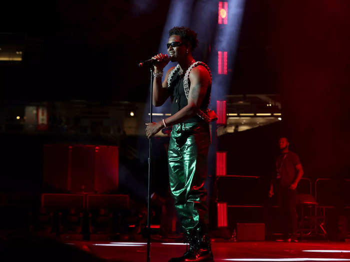 Lucky Daye looked sleek in metallic green pants and combat boots during his performance.