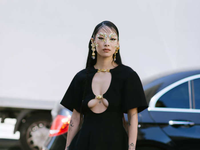 Singer Rina Sawayama matched the over-the-top vibe at the Schiaparelli fashion show thanks to her makeup.