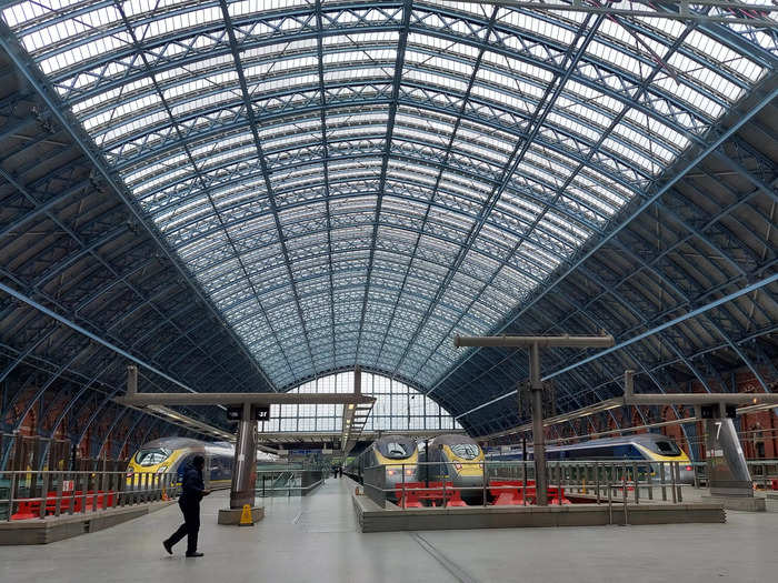 Eurostar, in contrast, recommended that I arrived at St. Pancras 90 minutes before my train was due to depart – much later than at Schiphol.