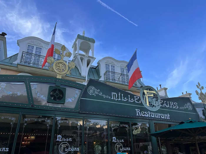 The "Quartier Français" (French area) has bridges resembling those in Paris, as wel as restaurants with terraces. The smell of crepes filled the air, and music was playing softly in the background.