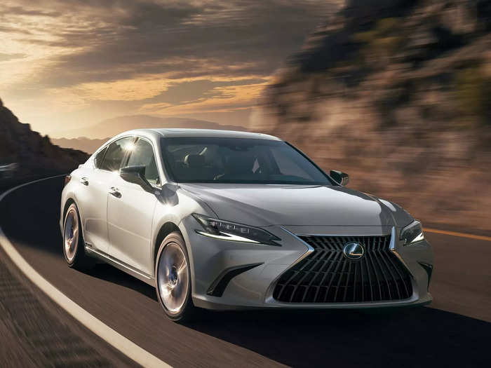 10. 2022 Lexus ES 300h: 44 mpg