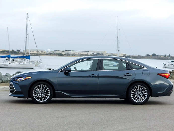 11. 2022 Toyota Avalon Hybrid XLE: 44 mpg