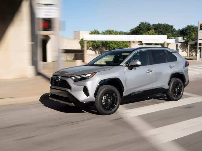 15. 2022 Toyota RAV4 Hybrid: 40 mpg