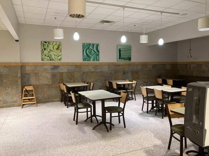 A seating area near the deli allowed Publix patrons to sit and eat their purchases.