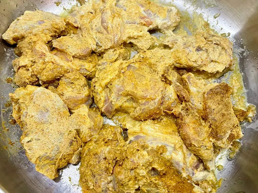 Ginger chicken cooking with low oil on a pan