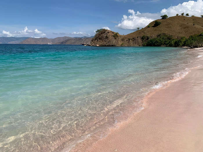 After the tour, we visited a pink beach for photos.