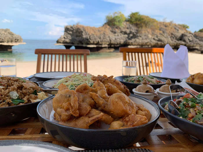 Lunch was often served off the boat, as part of an excursion.