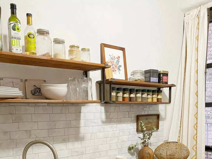 Additional storage made the kitchen cuter and more functional.