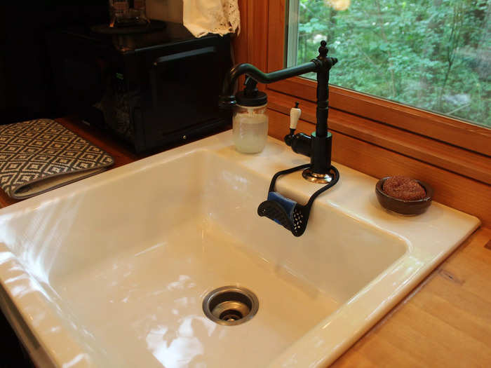 There was no dishwasher in the tiny house, but there was a large farm sink.