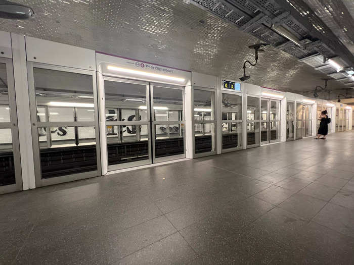 Protective glass to prevent passengers from falling onto the subway tracks feels like a no-brainer that we should have in the US.