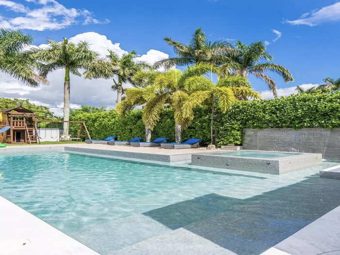 This Miami "resort-style" pool costs $60 per hour.