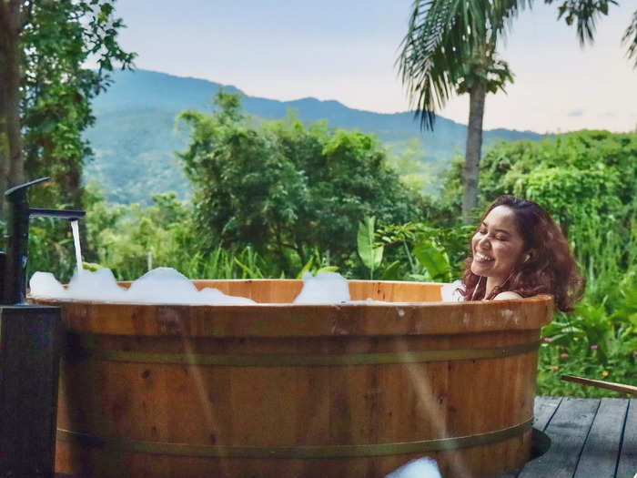 It took around 30 minutes to completely fill up the tub. I spent part of my evening relaxing in the tub, but had to leave after 15 minutes as I started to get bitten by mosquitoes.