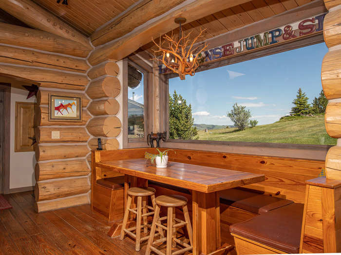 ... complete with this cozy breakfast nook ...