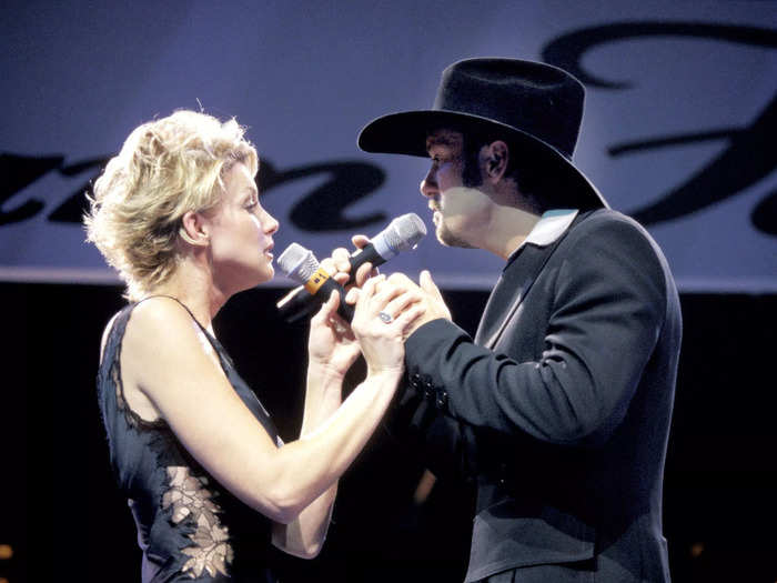 April 1996: The two had major chemistry while they performed together.