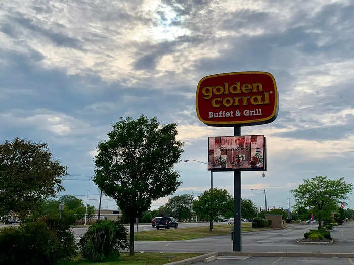 Golden Corral just announced a promotion featuring all-you-can-eat chicken wings, fried chicken, and chicken tenders, so I decided to visit and see how they are.