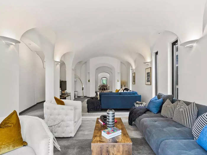 To create the illusion of a larger space, Darvish added arched doorways and curved ceilings to the living room.