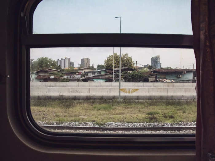 After crossing Pathum Thani, the train finally reached the outskirts of Bangkok. Instead of the picturesque cityscape tourists are used to, the train took me past some surprisingly squalid conditions.