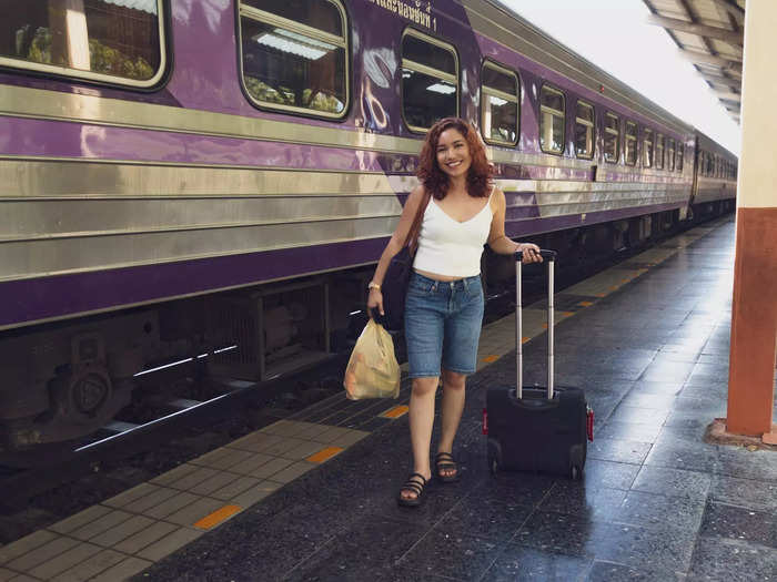 Passengers began boarding at around 4.30 p.m. Tourists occupied most of the first-class cabins, while local students took up many second-class seats. I only saw a handful of people in the third-class sections, which were the only passenger cars that were not air-conditioned.