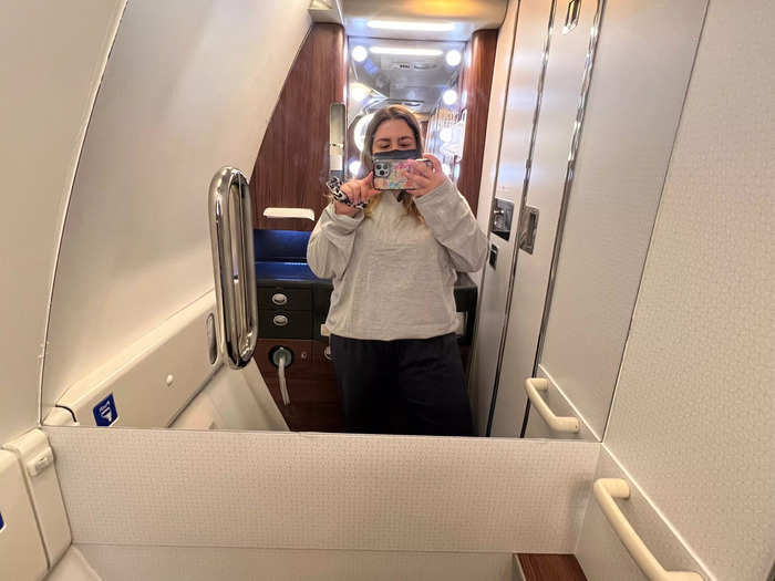 After dinner, I headed to the bathroom to change into my pajamas. In addition to the spacious seats, there are also larger lavatories in the business-class cabin.