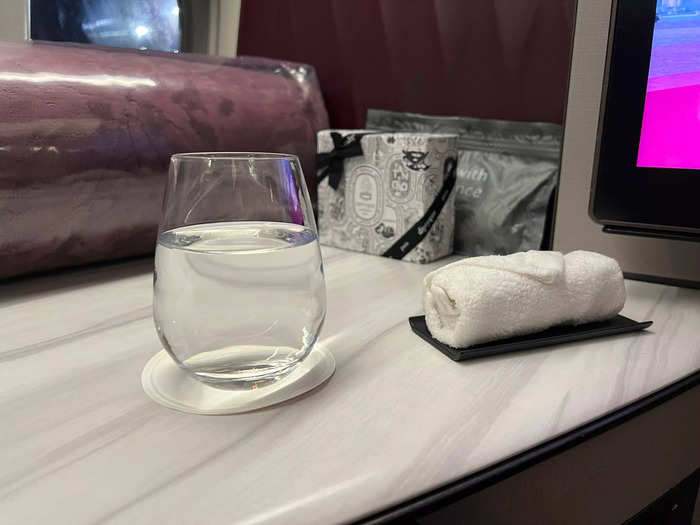 After boarding, we were offered a drink of our choice and a warm towelette to freshen up ahead of the long flight.