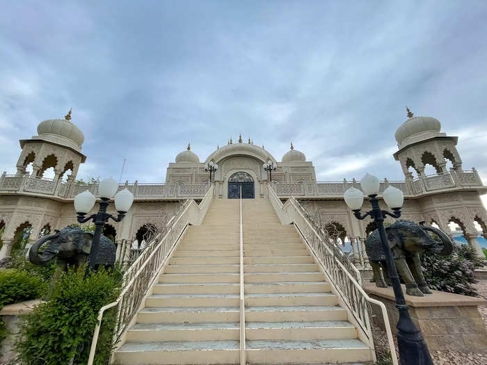 A Krishna temple was one of my favorite lunch stops on my way to Midway.