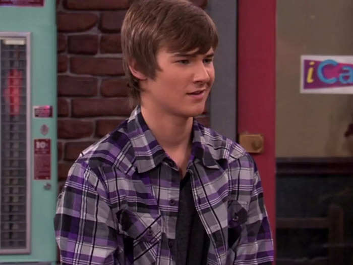 "13 Reasons Why" actor Justin Prentice appeared as an "iCarly" intern named Brad. Carly tried to set him up with Sam, unaware that she was interested in Freddie.