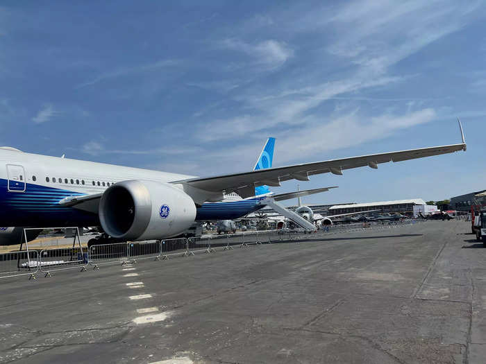 However, the longer wingspan would not fit at most airport gates. To eliminate the need for new infrastructure to accommodate the wider jet, Boeing needed a mechanism that folds the wingtips up when parked.