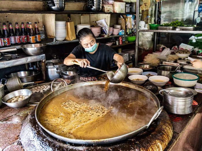 When I arrived at the restaurant for lunch, throngs of delivery riders, locals, and tourists were busy collecting and making orders. A chef was preparing dishes from a huge cauldron of boiling soup. The aroma was heavenly.