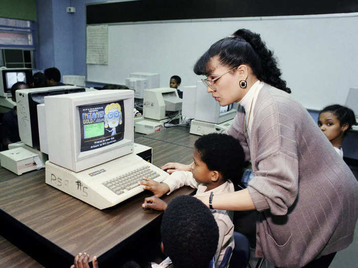 1989: Students started learning how to use computers.