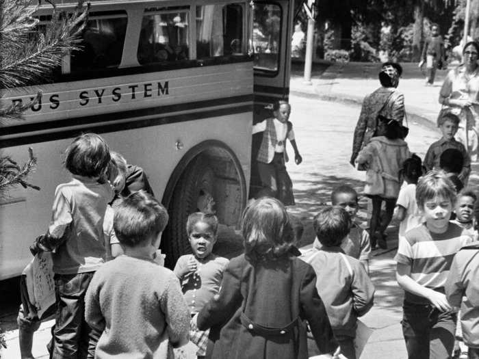 1971: Students boarded a yellow bus after a day at school.