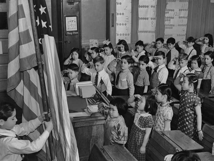 1960: Schoolchildren in Manhattan saluted the flag.