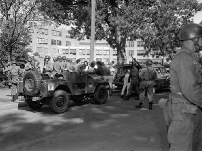 1957: Arkansas National Guardsmen stood guard at Little Rock