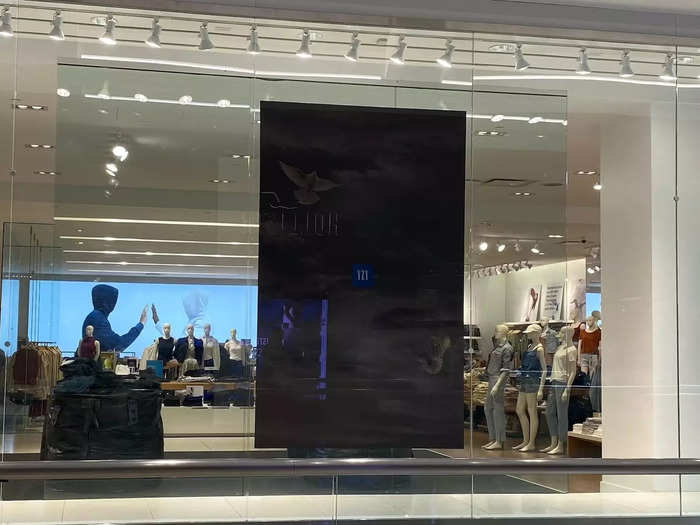 I was curious to see the unconventional display for myself, so I headed to my local mall on Wednesday and visited the Gap store.