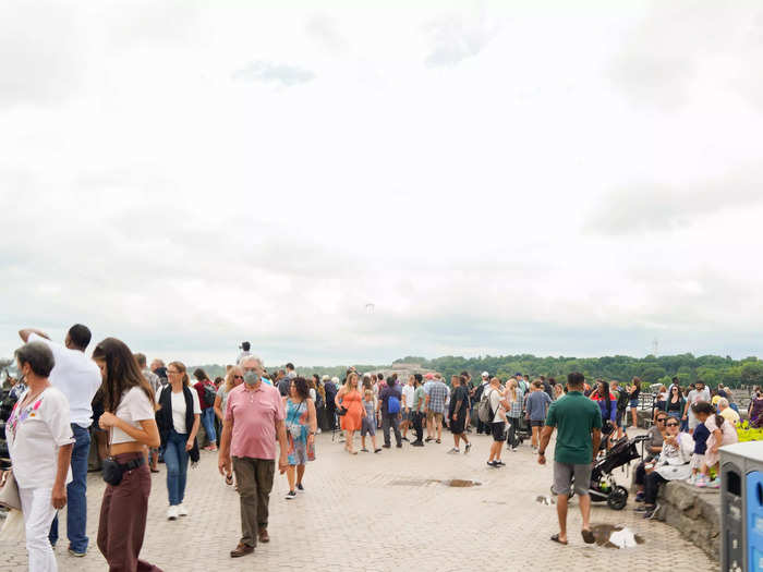 During the day between 10 a.m. and 7 p.m., I went back and forth between the boardwalk, my nearby hotel, and attractions surrounding the falls. During my time on the boardwalk, I found it nearly impossible to squeeze into a spot on the edge where I could see the falls without other people